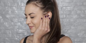 Oreille qui siffle : les causes possibles