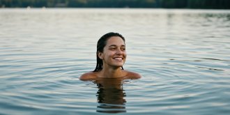 Baignade estivale : la naturopathie en renfort pour une peau sereine