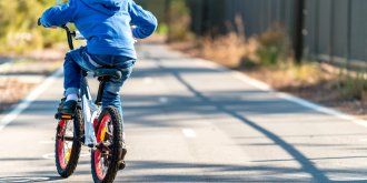 Velo enfant, draisienne, velo sans pedales : le bon choix pour l-enfant ?