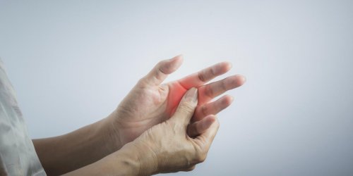 Douleur articulaire aux doigts : reconnaitre une arthrite