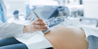 Atteinte du COVID-19, elle accouche alors qu’elle est dans le coma