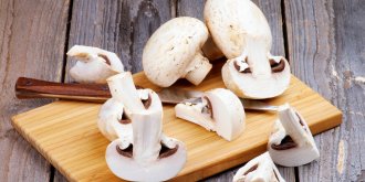 Salade de champignons de Paris et raisins, vinaigrette au curry