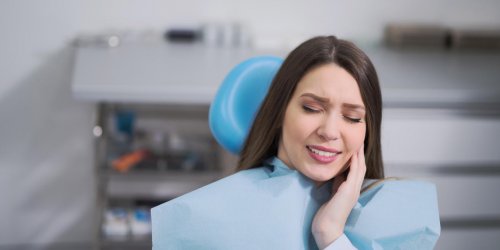 Douleur sous une couronne dentaire : que faire ?