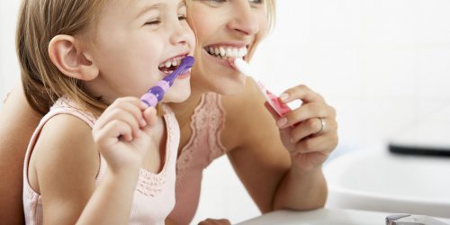 Brossage des dents, caries, bains de bouche : les bons gestes du quotidien