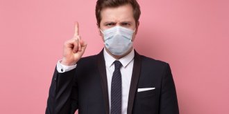 Masque anti COVID : vu comme un “signe de faiblesse”, les hommes rechignent a le porter