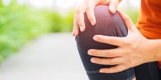 Mal au genou : arthrite ou arthrose ?