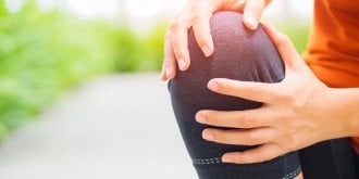 Mal au genou : arthrite ou arthrose ?