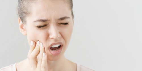 Bouton blanc dans la bouche : que faire contre les aphtes ?