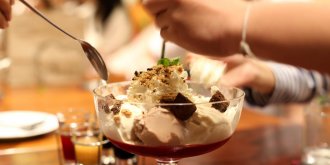 Dessert : pourquoi le mangeons-nous en fin de repas ?