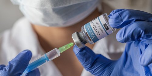 Vaccin anti-covid : Un medecin qui a eu une reaction allergique, appelle a faire attention