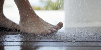 6 astuces pour ne pas avoir les pieds gonfles