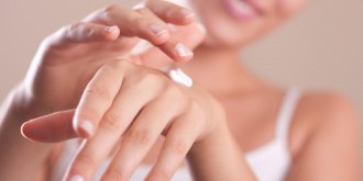 Ongles d-acier et mains de velours
