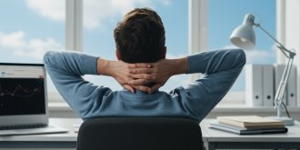 Bye-bye mal de dos et stress au bureau : 5 minutes de yoga sur chaise pour une journee transformee !