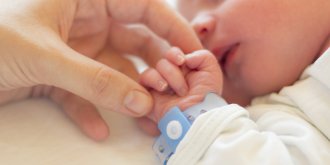 AVC du bebe : le reperer chez son enfant