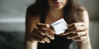 Contraception : comment mettre un preservatif feminin ?