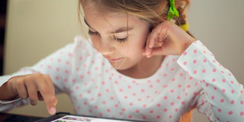 Pourquoi et comment proteger les yeux des enfants face a un ecran ?