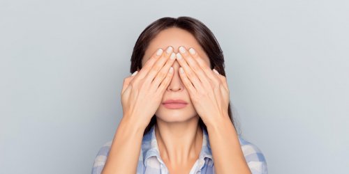 A quoi est due une douleur derriere les yeux ?
