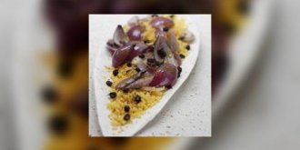 Recette d-oignons doux aux raisins et semoule, curcuma