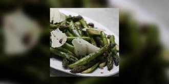 Asperges vertes roties aux olives noires 