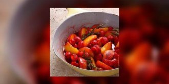 Peches et fraises : en poelee et au romarin
