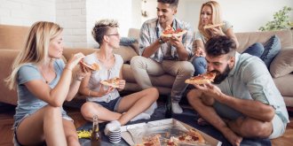 On mange de moins en moins a table... pour lui preferer le canape