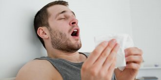 Un homme hospitalise parce qu’il retenait ses eternuements