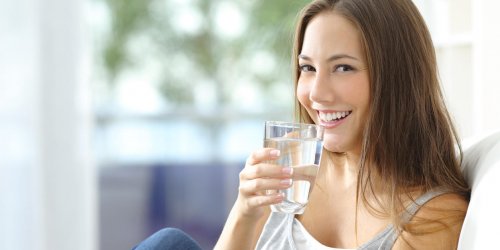 Obesite : boire de l’eau avant les repas aide a la perte de poids