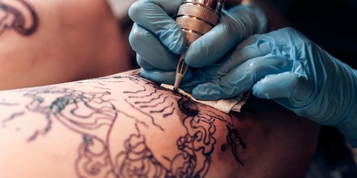 Comment les tatouages tiennent-ils si longtemps sur la peau ?
