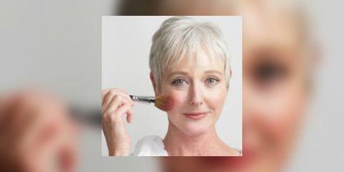 Cancer : des ateliers de soin et de maquillage pour regarder la vie de plus belle