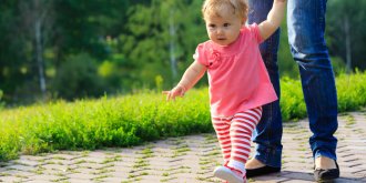Marcher pieds nus ameliorerait la motricite de l’enfant