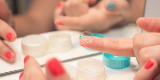 Elle retrouve sa lentille de contact derriere son œil 28 ans apres l’avoir "perdue"