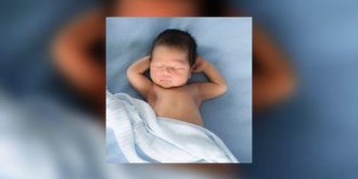 L’emmaillotage entrave le bon developpement des bebes