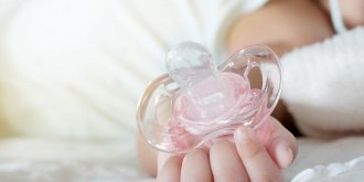 Mettre la tetine de son enfant dans sa bouche, pas si mauvais que ca ?