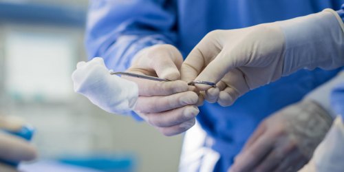 Un chirurgien oublie 1 gant et 5 compresses dans le ventre d’une patiente