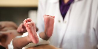 Un bebe de 6 mois decede de la gastro-enterite : les parents portent plainte