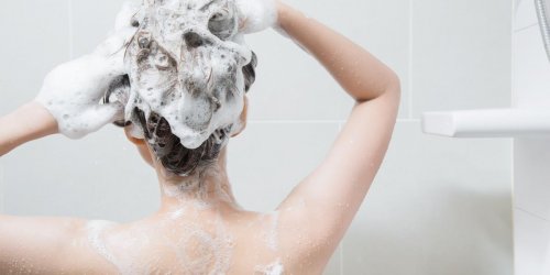Shampoings, parfums : les composes chimiques a l’origine d’une puberte precoce chez les filles