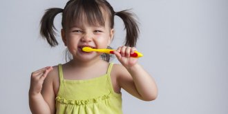 Caries dentaires : pas de fluor avant l’age de 6 mois