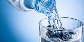 Eau plate ou eau petillante : quel est le bon choix pour ma sante ?