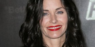 Courteney Cox : sa routine maquillage en 5 min chrono