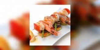 Brochettes de poisson et crevettes grillees