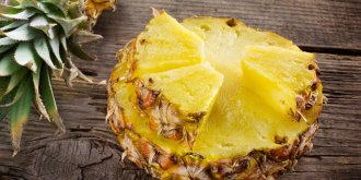 Ananas roti et son bouillon d-ecorces aux epices