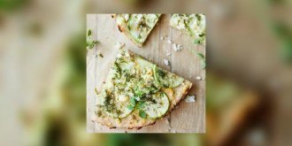 Pizza aux courgettes et au camembert