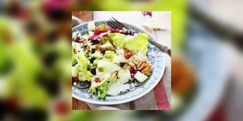 Salade d-endives et de pousses d-epinards aux noix