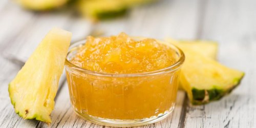 Compote d-ananas meringuee au rhum