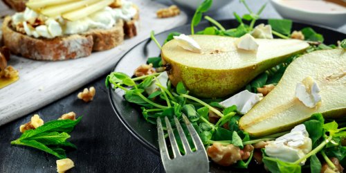 Salade de mesclun aux poires et au foie gras