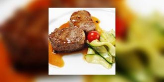 Tournedos grilles aux oignons confits, fricassee de courgettes