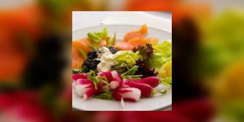 Salade de radis, herbes et saumon