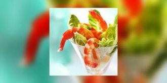 Coupes de salade, crevettes et fruits