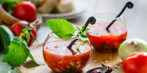 Soupe froide a la tomate, au basilic et a la menthe