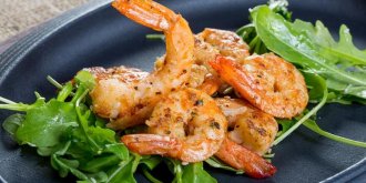 Pousses d-epinards aux crevettes et a la citronnelle Thai